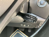 クルーズコントロール付き。アクセルペダルから足を離しても一定の速度で走行できるので高速道路が楽になります♪また、無駄なアクセルの踏み込みが抑えられエコドライブにも貢献します