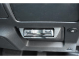 ハンドル右下にビルトインETC。車種専用ケースにて装着されており運転の邪魔にもならず高速の乗り降りも楽になります。