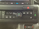 エレクトリックギアセレクターの左上にオートエアコンがついてますので簡単操作で快適に過ごせます。運転席のみシートヒータースイッチ内蔵で2段階の温度設定ができます。