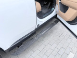 【ディプロイアブルサイドステップ】装着!ドアオープン時にサイドシルの下に格納されているサイドステップが自動的に展開されます。走行時には自動的に格納されますので外観を損なわず装着可能です。