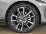 【純正アルミホイール】外観にマッチした純正アルミホイールを装着しております。ノーマルタイヤ、スタッドレスタイヤも広島マツダにお任せください。