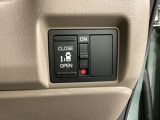 左側電動スライドドアは運転席からでも操作ができるように、ハンドル付近に開閉の操作スイッチが付いています。