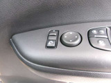 ドアミラーの鏡面の調節、格納は運転席からすべて操作できます!