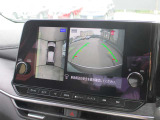 自車を真上から見下ろすように映し出すので周囲の状況が分かるアラウンドビューモニター搭載。フロントカメラとしても使用できます。車庫入れなど苦手な人の頼りになる助っ人です。