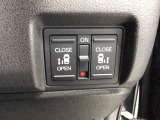【両側パワースライドドア】両側がパワースライドドアになっており、運転席のスイッチやスマートキーでも開閉が可能です!開口部も広いので乗り降りも楽々♪