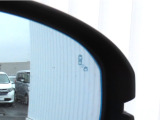 【ブラインドスポットモニター】後方を走る車を確認するための機能です。センサーによって周囲の車両を検知して、ドライバーに伝えてくれるものです。後方にある車両を検知することで、事故を防ぐ確率を高めます。