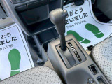 4速オートマチックトランスミッションを搭載した車両です。軽トラにありがちなギクシャク感が薄れ、どなたでもスムースな乗り味を体感していただけます。