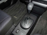 操作が楽なフロアシフト、インパネ周りもすっきりしています。