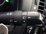 【オートライト】車外の明るさに応じて、自動的にライトの点灯・消灯をしてくれます。
