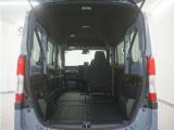 2列目シートと助手席を倒すことで、運転席以外のすべての空間がフラットな荷室となります。フラットな荷室になるので、脚立や絨毯などの長尺の荷物の積載にも対応しております。