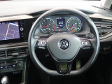 Volkswagen全車共通の上質な本革を使用した手触りのしっとりとしたステアリングです。唯一素肌が触れるハンドルは上位モデルと同じ握り心地になっております。