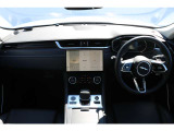 スポーティな3スポークステアリングとクリケットボールをイメージしたJAGUAR DRIVE SELECTORで優雅なドライブをお楽しみください。