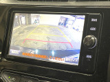【バックカメラ】駐車時に後方がリアルタイム映像で確認できます。大型商業施設や立体駐車場での駐車時や、夜間のバック時に大活躍!運転スキルに関わらず、今や必須となった装備のひとつです!