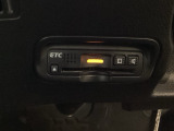 ハンドルの左下にETCがついています。高速道路の料金所の通過も楽々です!。 カードの取り出しもしやすい場所についています。