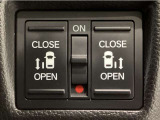 【両側パワースライドドア】両側がパワースライドドアになっており、運転席のスイッチやスマートキーでも開閉が可能です!開口部も広いので乗り降りも楽々♪