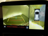 パノラミックビューモニターを装備。クルマを真上から見るように周囲を確認できます。