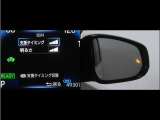 隣車線を走る車両をレーダーで検知し、ドアミラーでは確認しにくい後側方エリアに存在する車両に加え、急接近してくる車両も検知します。車両を検知するとドアミラーに搭載されたLEDインジケーターが点灯します。