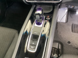 シンプルでとても使いやすいフロアシフトに、パーキングブレーキは電子制御パーキングブレーキです。
