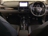 車内は光触媒抗菌消臭施工済です。スタイリッシュなデザインでスポーティなインパネ周りを演出します。グローブボックスやカップホルダーのほかにトレーなどたくさんの収納スペースが付いています。