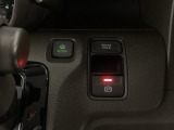 セレクトレバーの右に電子制御パーキングブレーキがあります。スイッチひとつで、停車した地点の傾斜などをシステムが検知・判断してブレーキ力を自動的に最適制御し、しっかり停車できるパーキングシステムです。