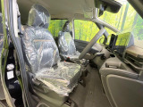 運転席まわりには十分なスペースがあり、大柄な方でもゆったり運転していただける環境です。
