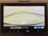 【バックカメラ】運転が苦手な方も車庫入れラクラクです!ギアをリバースに入れれば自動的に切り換わりますので、面倒な操作は不要です♪狭い駐車場もお車を傷つけず安心ですね!