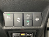 Hondaセンシング用の、VSA(ABS+TCS+横滑り抑制)解除と路外逸脱抑制機能のオンオフスイッチなどはハンドルの右側に装備しています。
