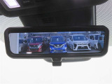 車両後方の視界をクリアに映し出す「デジタルインナーミラー」搭載です。