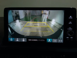 バックカメラの画像です。ガイドラインがスムースな車庫入れをサポートいたします。車庫入れの安心感がアップしますね。