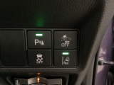 Hondaセンシング用の、VSA(ABS+TCS+横滑り抑制)解除と路外逸脱抑制機能のオンオフスイッチなどはハンドルの右側に装備しています。