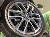 【純正18インチアルミホイール】外観にマッチした純正アルミホイールを装着しております。各種社外アルミホイールや、スタッドレスタイヤも取扱いしております。是非ご相談ください♪