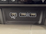 エアコン操作パネルの下に、スマートフォンなどの充電可能なUSB端子が2個、音源などの外部入力の可能なUSB端子が1個ついています。移動中に充電もできるので便利です。