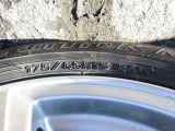 タイヤサイズは、175/65R15です。