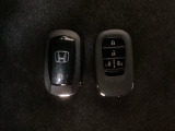 スマートキー付きですからドアロックの開閉およびエンジンスタートが楽々です。電動スライドドアの開け閉めもボタンで操作できます。スペアキーも同じものを用意しております。