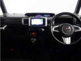 スタイリッシュなデザインのインパネ。各操作スイッチは使いやすい位置に配置されてます。