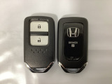スマートキーを装備しています。鍵を差し込むことなくドアロックの開け閉めと、スタートボタン操作でのエンジンスタートができます。スペアキーも同じものを用意しております。