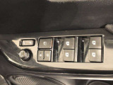 パワーウィンドは今や当たり前の機能ですが、無いと困る機能です。運転席からの操作で、全席の窓を振るオープンにしたり、フルクローズが可能です。