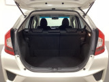 ラゲッジも広く使いやすいトランクは、開口部も広く荷物の積み下ろしもしやすいお車となっております。リアシートの背もたれは6:4の割合で分割して可倒できるので、長いお荷物などを載せることもできます。