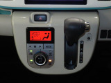 オートエアコンで暑い夏も寒い冬も快適な車内で運転出来ます。