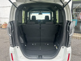 ラゲッジスペースは開口部も広く荷物の出し入れが楽に行えます。リアシートもスライドするので普段のお買い物なら十分なスペースがございます。
