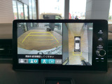 【マルチビューカメラ】複数のカメラ映像で車両周囲を確認可能。上方からの視点で死角を減らし、縦列駐車や狭い場所での運転も安心です。。