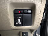 【パワースライドドア】助手席側がパワースライドドアになっており、運転席のスイッチやスマートキーでも開閉が可能です!開口部も広いので乗り降りも楽々♪