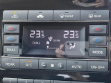 【左右独立温度コントロール式フルオートエアコン(DUAL/SYNC)】運転席側と助手席側でそれぞれ自由に温度設定ができ、快適な風量やモードなどを自動調整します!