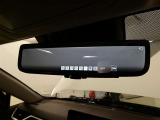デジタルインナーミラー付き。後方視野角が広く、後席に同乗者がいても後方を確認しやすく安心です。