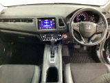 車内は光触媒抗菌消臭施工済です。スタイリッシュなデザインでスポーティなインパネ周りを演出します。グローブボックスやカップホルダーのほかにトレーなどたくさんの収納スペースが付いています。