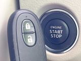 【キーレススタートシステム】カバンやポケットに入れたままでもドアの施錠・解錠が可能なスマートキーを装備。エンジンのオン・オフ時もカギを取り出す必要が無いからとっても便利です♪
