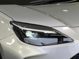 【LEDヘッドライト】悪天候や夜間走行時も良好な視界を確保し安心して運転できる高輝度LEDヘッドライトを装備!点灯速度が早く、消費電力も抑えられています。