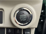 エンジンスタートボタンです。キーが車内にあれば、エンジンの始動・停止はブレーキを踏んでスイッチを押すだけ!キーを取り出す手間を省き、ワンプッシュでエンジンを操作するので簡単でスムーズです。