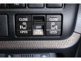 スライドドアの開閉は、ドアハンドルはもちろん運転席からのスイッチ操作でも可能です。お子様の送迎時の乗り降りも一段と楽になります。