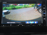ギヤをRに入れるとナビの画面に後ろの映像が映るリヤカメラ付!後退時の安全確認やコンディションの悪い視界でもカラーバックモニターがドライバーをサポート☆☆☆